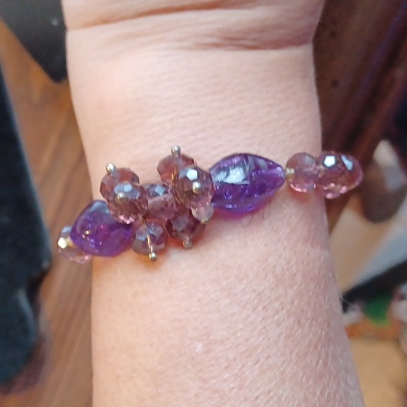 6" Bracelet Amethyst tone. Stringed stones with elastic - Picture 1 of 3